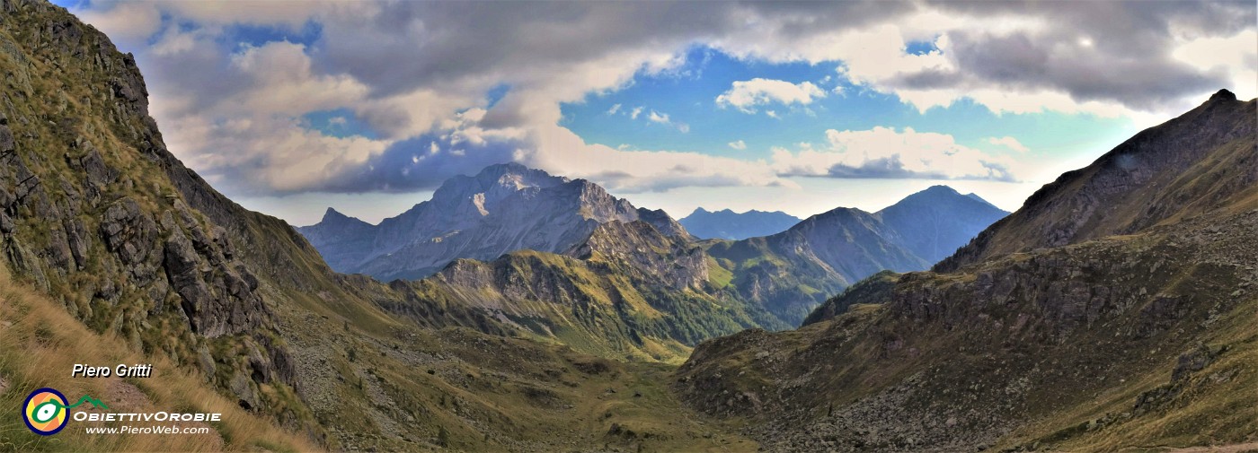 69 Vista panoramica dal Passo di Mezzeno sul vallone di discesa sul sent. 215 e verso Corno Branchino-Corna Piana-Arera.jpg